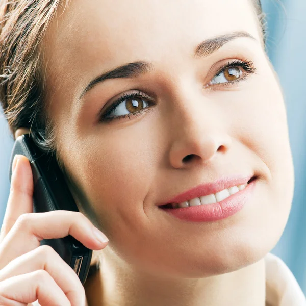 Obchodnice s mobilní telefon v kanceláři — Stock fotografie