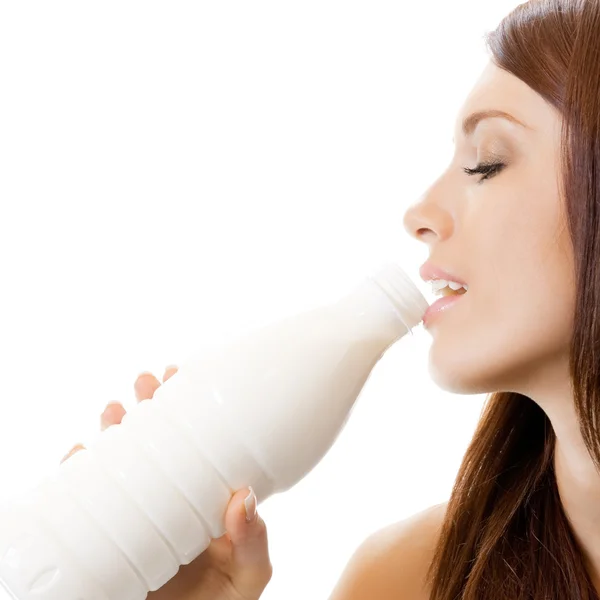 Schöne Frau, die Milch trinkt, über weiß — Stockfoto