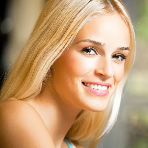 Smiling young beautiful woman, indoors — Stock Photo, Image