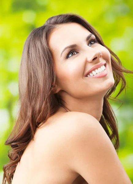 Glücklich lächelnde Frau mit langen Haaren, im Freien — Stockfoto