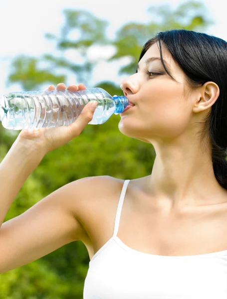 kadın içme suyu açık portresi
