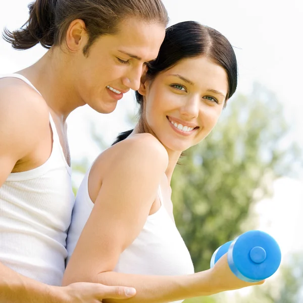 Fröhliches Paar mit Kurzhanteln beim Workout — Stockfoto