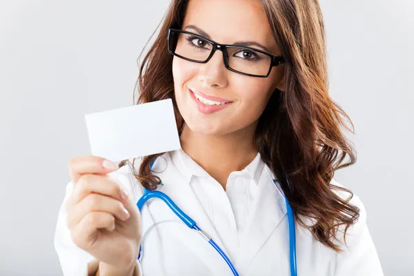 Fiatal női orvos mutatja üres névjegykártya — Stock Fotó