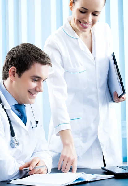 Dos médicos felices trabajando juntos en la oficina — Foto de Stock