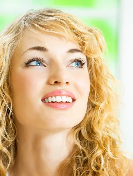 Sonriente joven hermosa mujer, en el interior — Foto de Stock