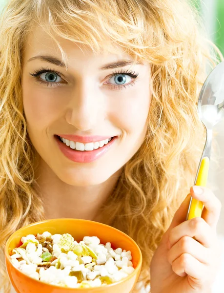 Cheerful woman eating cereal muslin — Stock Photo, Image