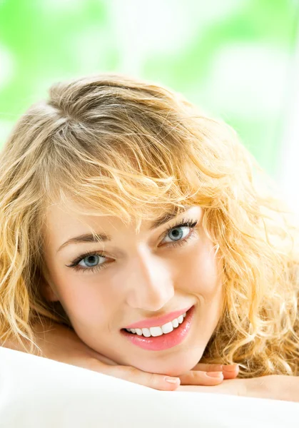 Young woman waking up on bed — Stock Photo, Image