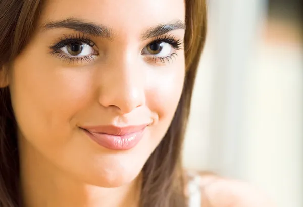 Joven hermosa mujer sonriente feliz, en casa —  Fotos de Stock