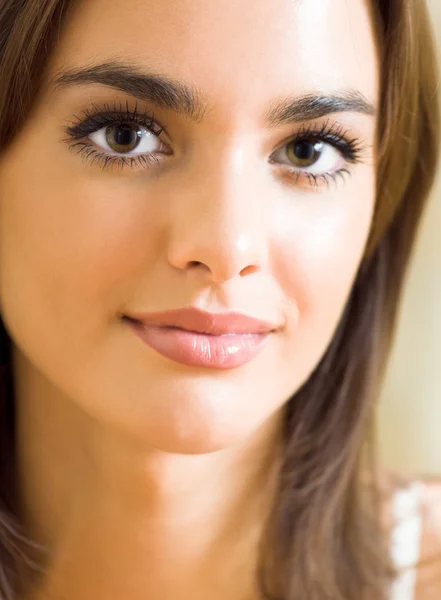 Joven hermosa mujer sonriente feliz, en casa — Foto de Stock