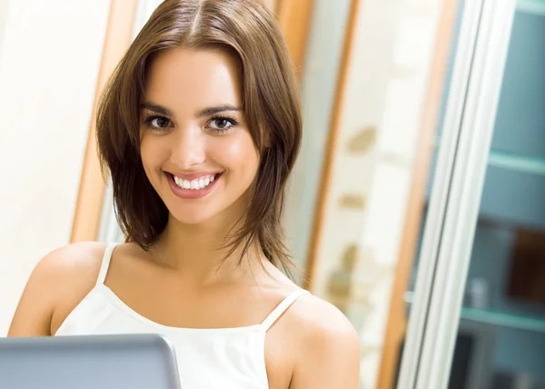 Allegra donna sorridente che lavora con il computer portatile — Foto Stock