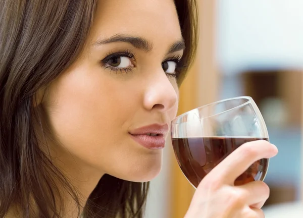 Mujer joven con copa de vino tinto — Foto de Stock