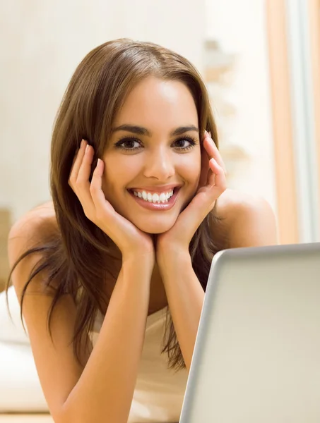 Mulher sorridente alegre trabalhando com laptop — Fotografia de Stock