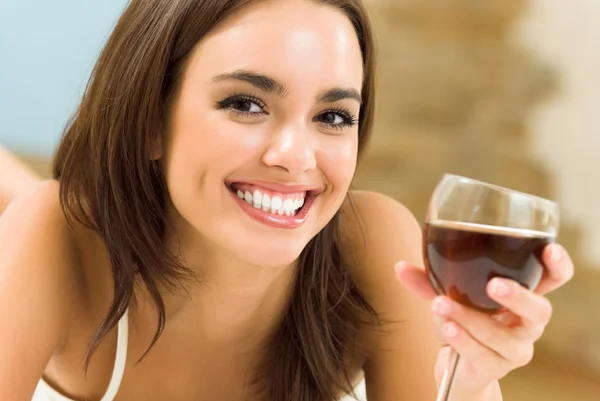 Jeune femme avec un verre de vin rouge — Photo