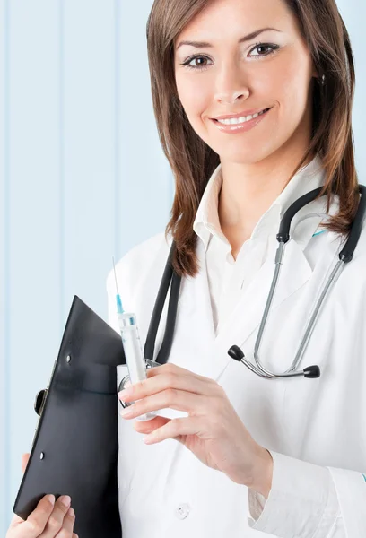 Veselá doktor s injekční stříkačkou — Stock fotografie