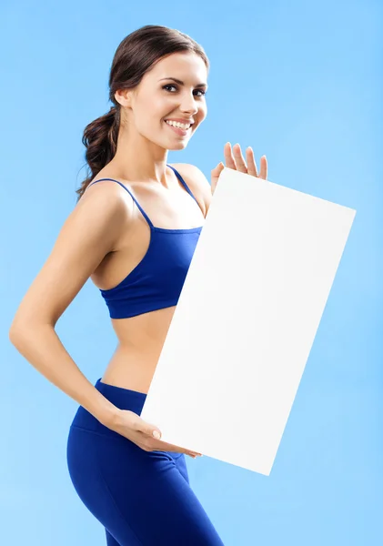 Mujer en ropa de fitnesswear mostrando letrero, sobre azul — Foto de Stock