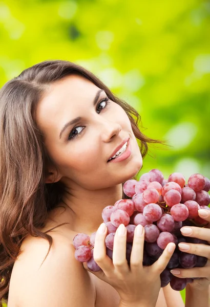 Joven feliz mujer sonriente con uvas, al aire libre — Foto de Stock