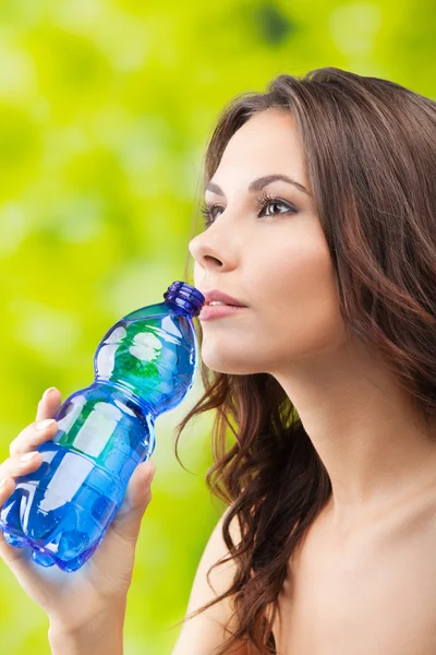 Retrato de jovem mulher bebendo água, ao ar livre — Fotografia de Stock