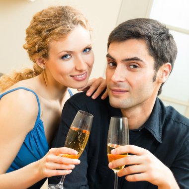 Şampanya ile Çift