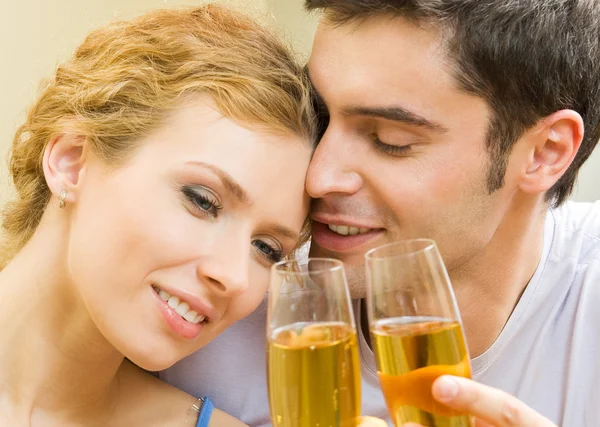 Glad par med champagne — Stockfoto