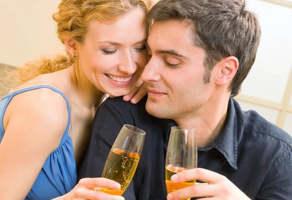 Vrolijke paar met champagne — Stockfoto