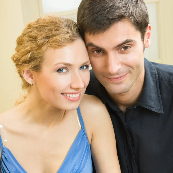 Alegre sorrindo jovem casal, dentro de casa — Fotografia de Stock