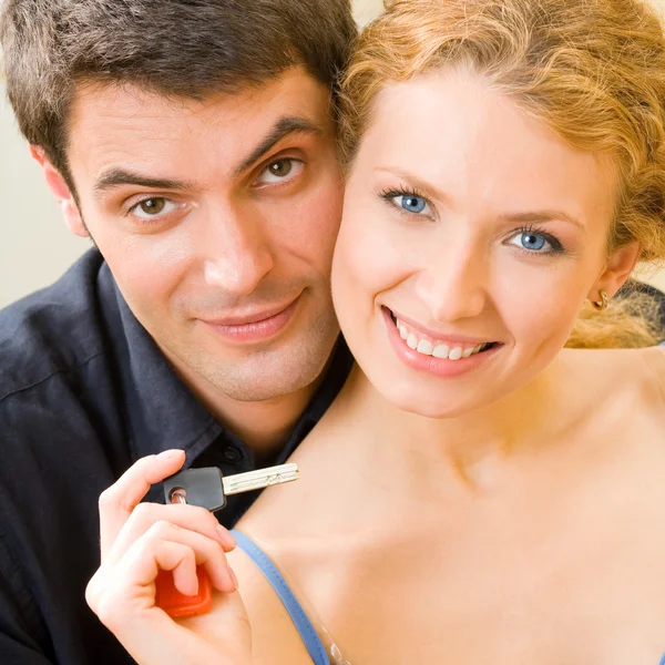 Casal alegre ou família jovem com chave — Fotografia de Stock