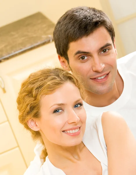 Alegre sorrindo jovem casal, dentro de casa — Fotografia de Stock