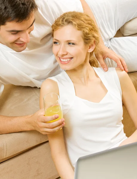 Casal alegre com laptop, em casa — Fotografia de Stock