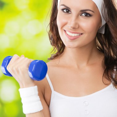 kadın dumbbell ile açık havada egzersiz