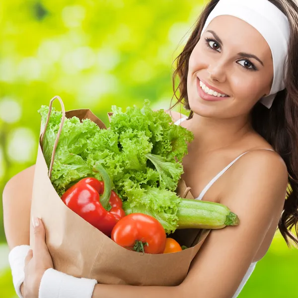 Mulher em desgaste fitness com comida vegetariana — Fotografia de Stock