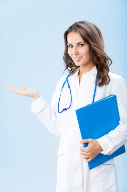 üzerinde mavi klasörün doktorla gösterme