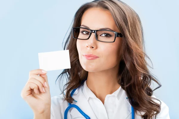 Mladý ženský lékař ukazující Prázdná vizitka — Stock fotografie
