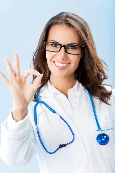 Arzt zeigt okay Geste, über blau — Stockfoto