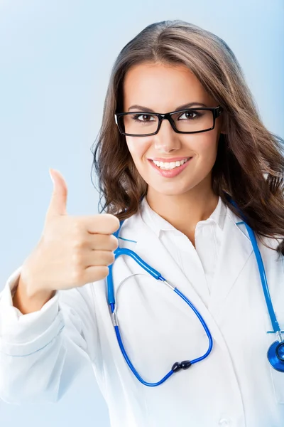 Médica com polegares para cima gesto, sobre azul — Fotografia de Stock