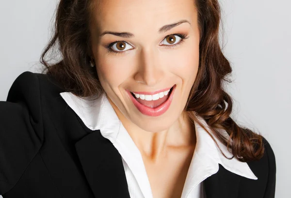 Mujer de negocios feliz, sobre gris —  Fotos de Stock
