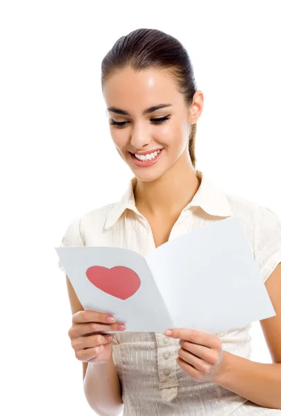 Молода щаслива жінка читає валентинку, ізольована — стокове фото