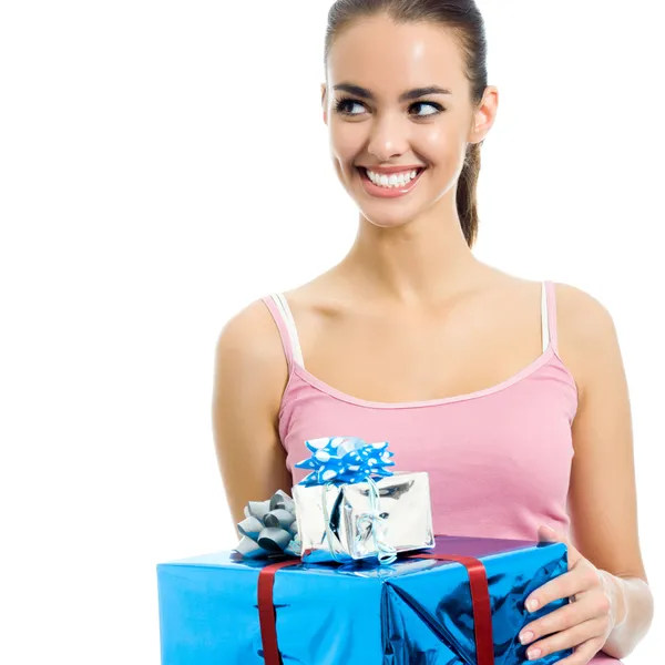 Młoda kobieta uśmiechający się z darem, na białym tle — Zdjęcie stockowe