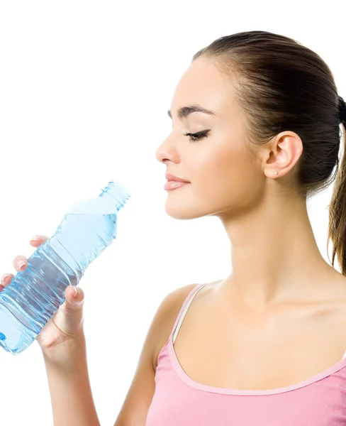 Mujer joven bebiendo agua, aislada sobre blanco — Foto de Stock