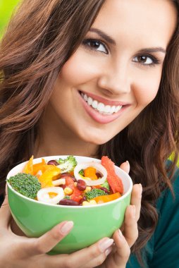 salata, açık havada olan kadın