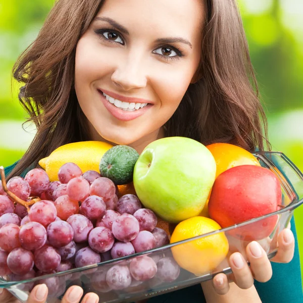 Mulher com prato de frutas, ao ar livre — Fotografia de Stock