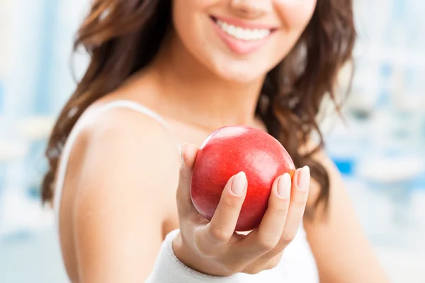 Kobieta z apple, centrum fitness — Zdjęcie stockowe
