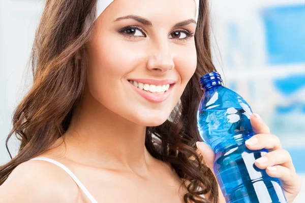 Agua potable para mujeres, en el gimnasio — Foto de Stock