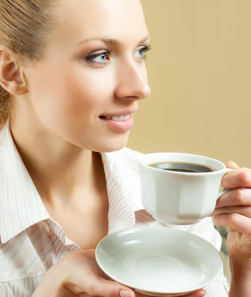 Mujer joven bebiendo café o té, en casa — Foto de Stock