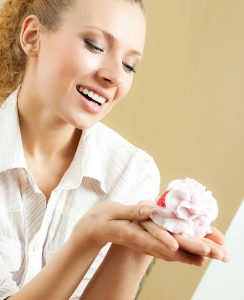 Vrolijke lachende blonde vrouw eten taart — Stockfoto