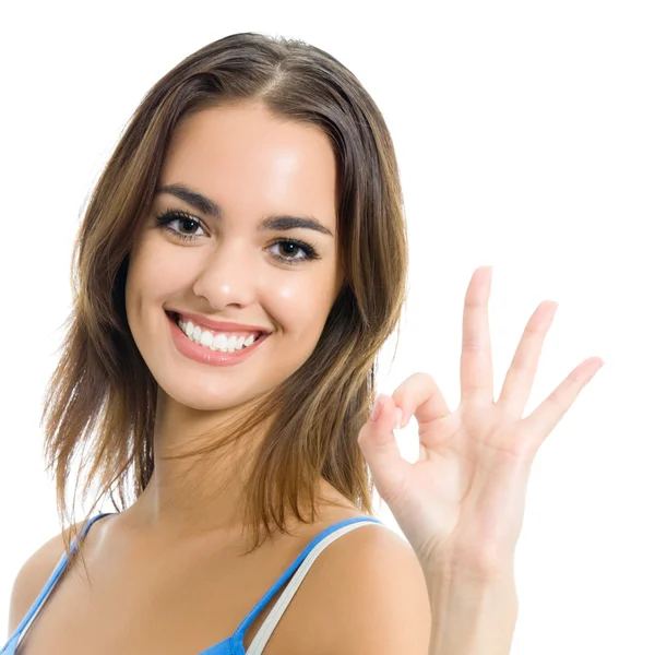 Retrato de mulher sorridente com sinal OK, sobre branco — Fotografia de Stock