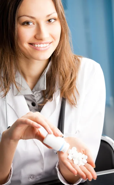 Felice medico mostrando bottiglia di farmaci — Foto Stock