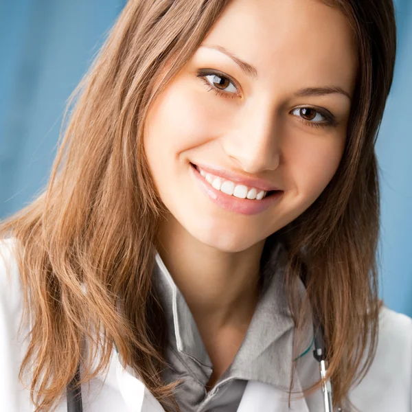 Alegre doctora en el consultorio —  Fotos de Stock