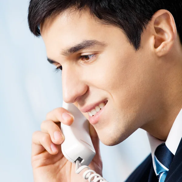 Ritratto di giovane uomo d'affari sorridente o lavoratore del call center — Foto Stock