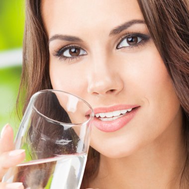 genç kadın içme suyu, açık