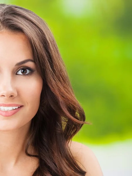 Feliz joven sonriente, al aire libre — Foto de Stock